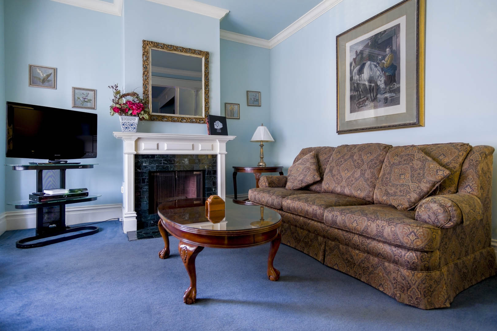 A beautiful living room area at VRI's Nob Hill Inn in San Francisco, California.